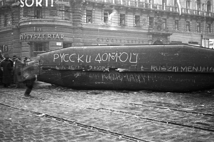 Напис із закликом до росіян забиратись геть на перекинутому трамваї, Будапешт, 1956 рік.