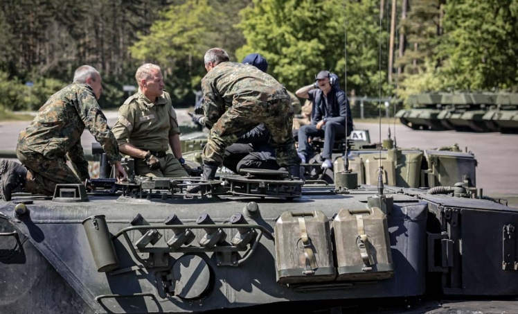 Данські інструктори тренують українських танкістів у Німеччині.