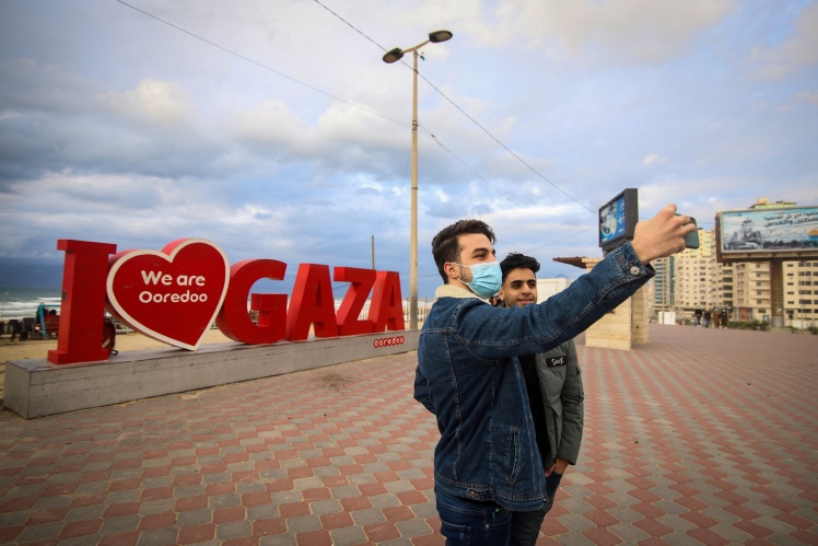 19 січня 2020 року, молодь фотографується на тлі знака «Я люблю Газу», встановленого на набережній міста місцевим мобільним оператором.