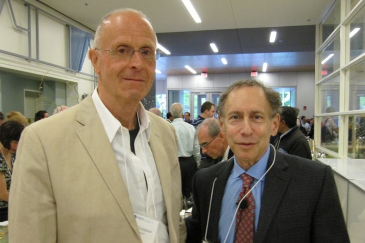 Егон Чолакян (ліворуч) з американським інженером-хіміком, професором Массачусетського технологічного інституту Робертом Ленджером.