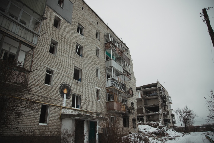 Зруйнований будинок на вул. Першотравневій, в якому загинуло близько 50 осіб. Після звільнення міста вулицю перейменували на вул. Памʼяті.