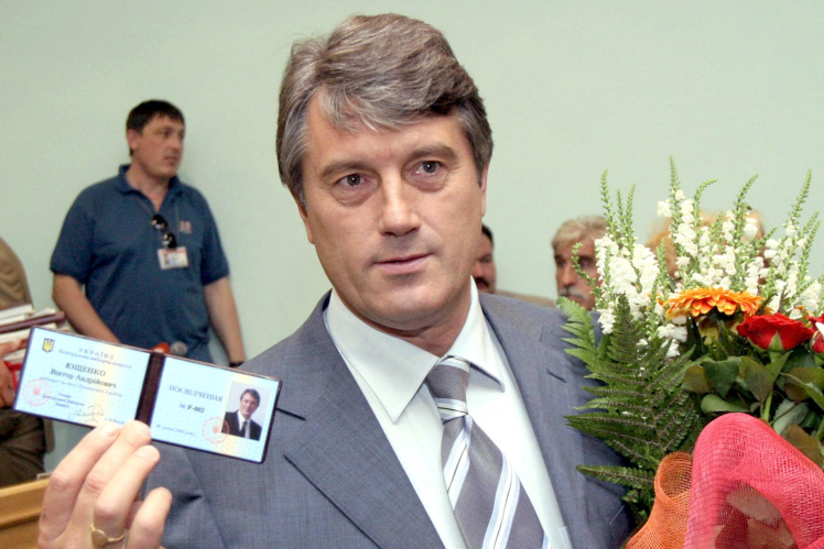 Yushchenko with a presidential candidate certificate, July 6, 2004.