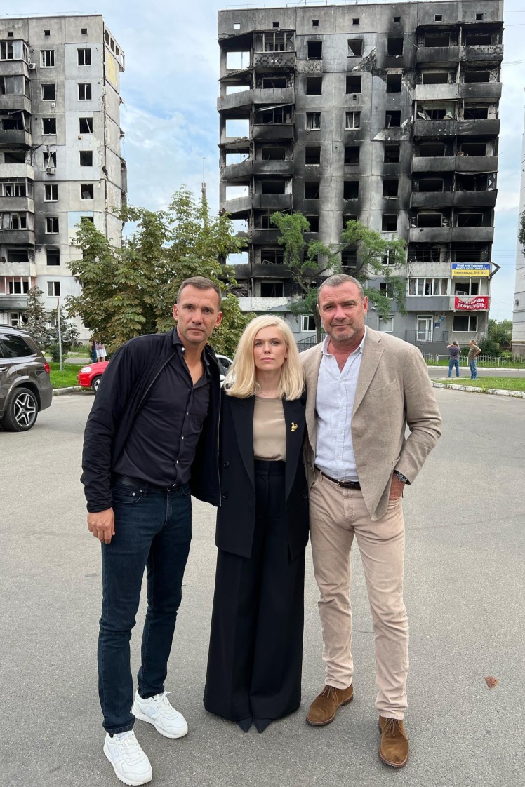 Ярослава Гресь і амбасадори United24 футболіст Андрій Шевченко і американський актор Лієв Шрайбер.