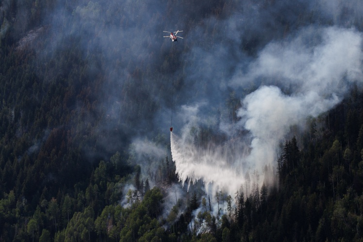 Гелікоптер Chinook скидає воду на лісову пожежу на озері Адамс-Лейк-Вест поблизу Камлупса, Британська Колумбія, Канада, 27 липня 2023 року.