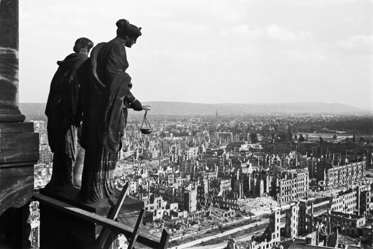 Вид із вежі міської ратуші на зруйнований центр Дрездену, 1945 рік.