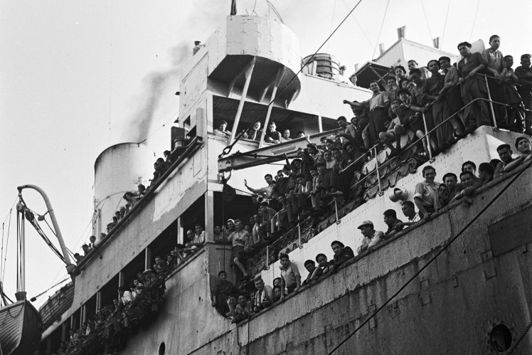 Понад тисячу єврейських біженців з Європи прибули до Палестини, 1945 рік.