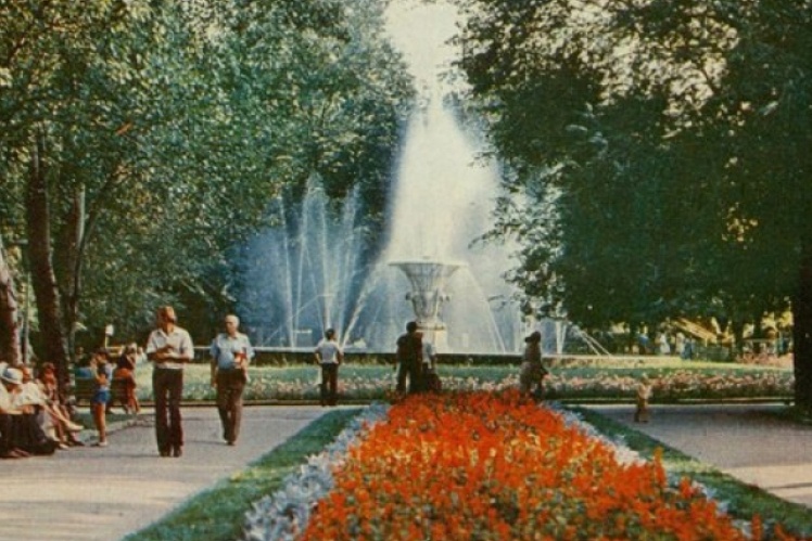 The Filatov Vase fountain on the site of the cathedral in Soviet times.