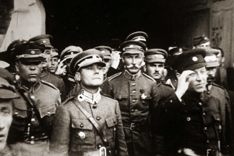 Симон Петлюра (крайній праворуч) разом із полковником Марком Безручком (другий ліворуч) та іншими офіцерами Армії УНР, 1920 рік.