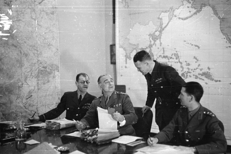 Генерал Ісмей Гастінгс (сидить у центрі) на засіданні Британського комітету начальників штабів, 1945 рік.