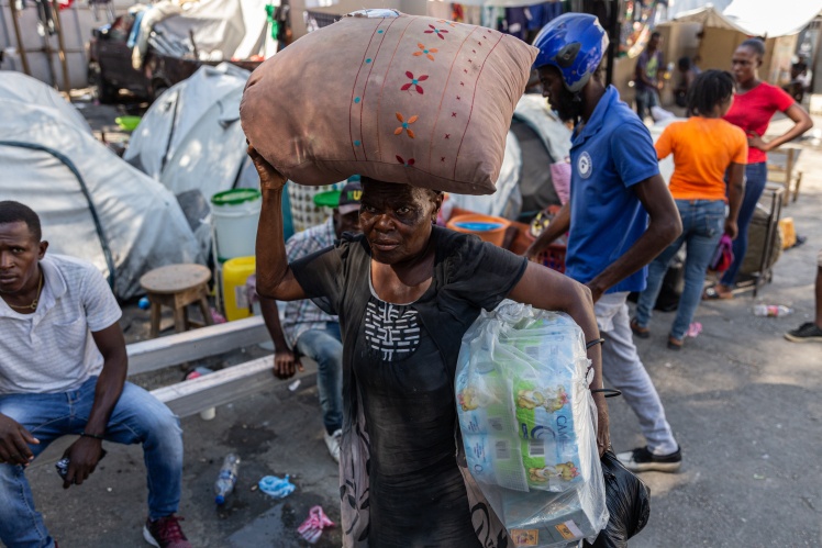 Гаїтянці залишають домівки в особливо небезпечних районах, щоб перебути небезпечний час у спеціально облаштованих соціальних центрах чи наметових містечках.