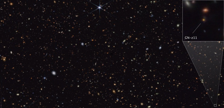 У правому нижньому куті зображення можна побачити галактику GN-z11 і компактний об’єкт, кольори якого відповідають кольорам акреційного диска, що оточує чорну діру.