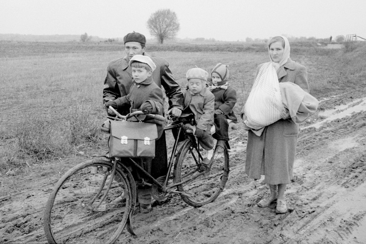 Угорська родина тікає до кордону з Австрією, 1956 рік.