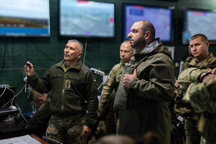 Minister of Defense Rustem Umerov and Commander-in-Chief Oleksandr Syrskyi at the main command post of the “Khortytsia” operational-strategic group, commanded by Lieutenant General Yuriy Sodol, on October 8, 2023.