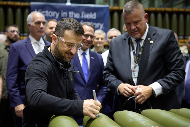 Zelensky was accompanied to the plant by the governor of the state, an influential Democrat Josh Shapiro. Republicans did not like this.