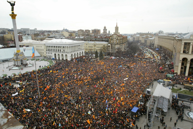 Supporters of Yushchenko on Independence Square in Kyiv during the beginning of the Orange Revolution, November 23, 2004.