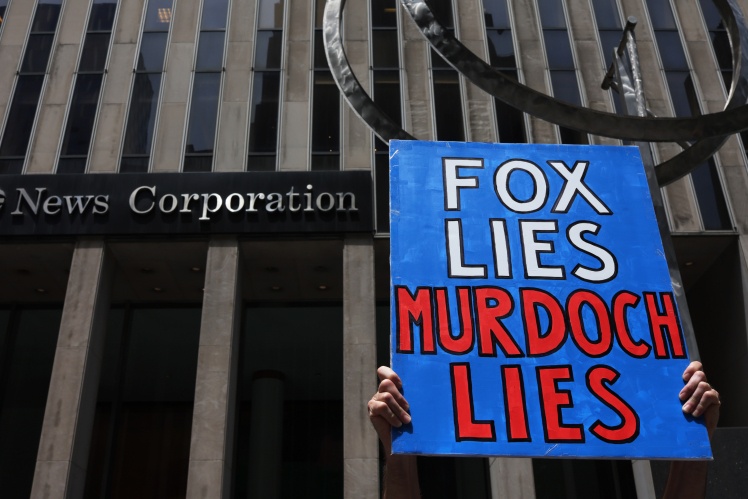Акція протесту проти каналу Fox News у червні 2022 року.