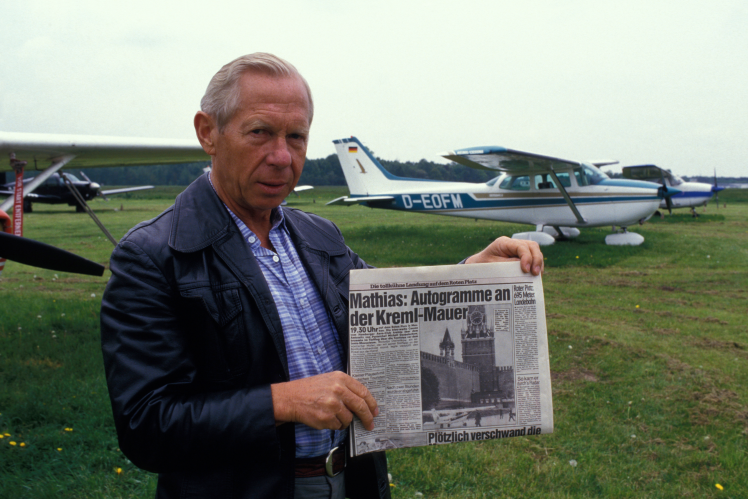 Льотний інструктор Матіаса Руста з газетою із повідомленням про його посадку на Красній площі, травень 1987 року.