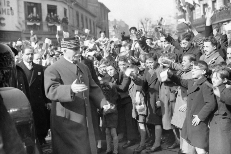 Діти вітають Петена в Тулоні, 1940 рік.