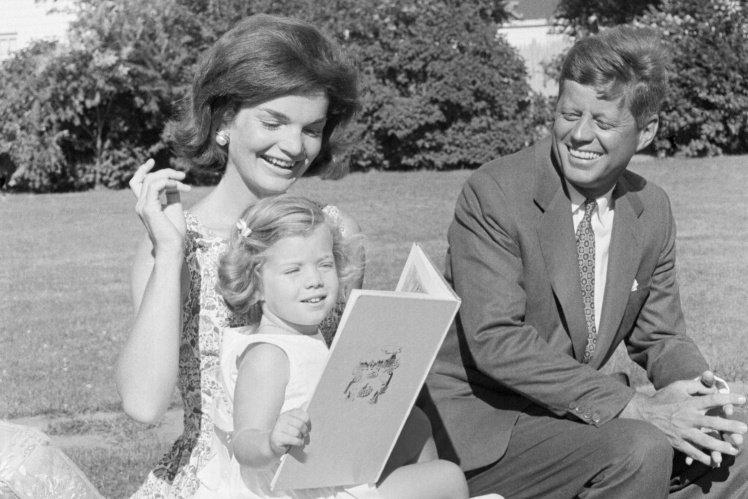 Джон Кеннеді відпочиває разом із дружиною Жаклін та донькою Керолайн, 1960 рік.