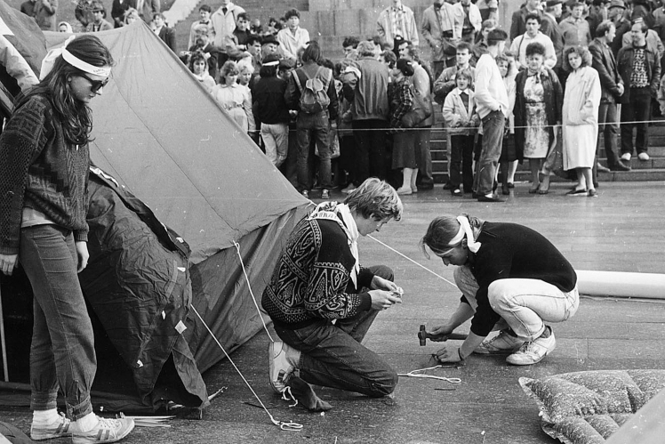 Participants of the student rally are setting up a tent camp on October Revolution Square, October 2, 1990.