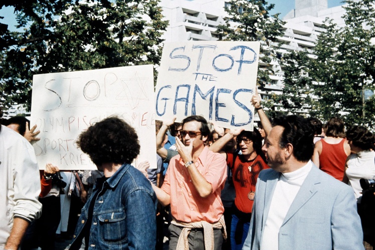 Демонстрація з вимогою зупинити Олімпійські ігри після теракту в Мюнхені, 6 вересня 1972 року.
