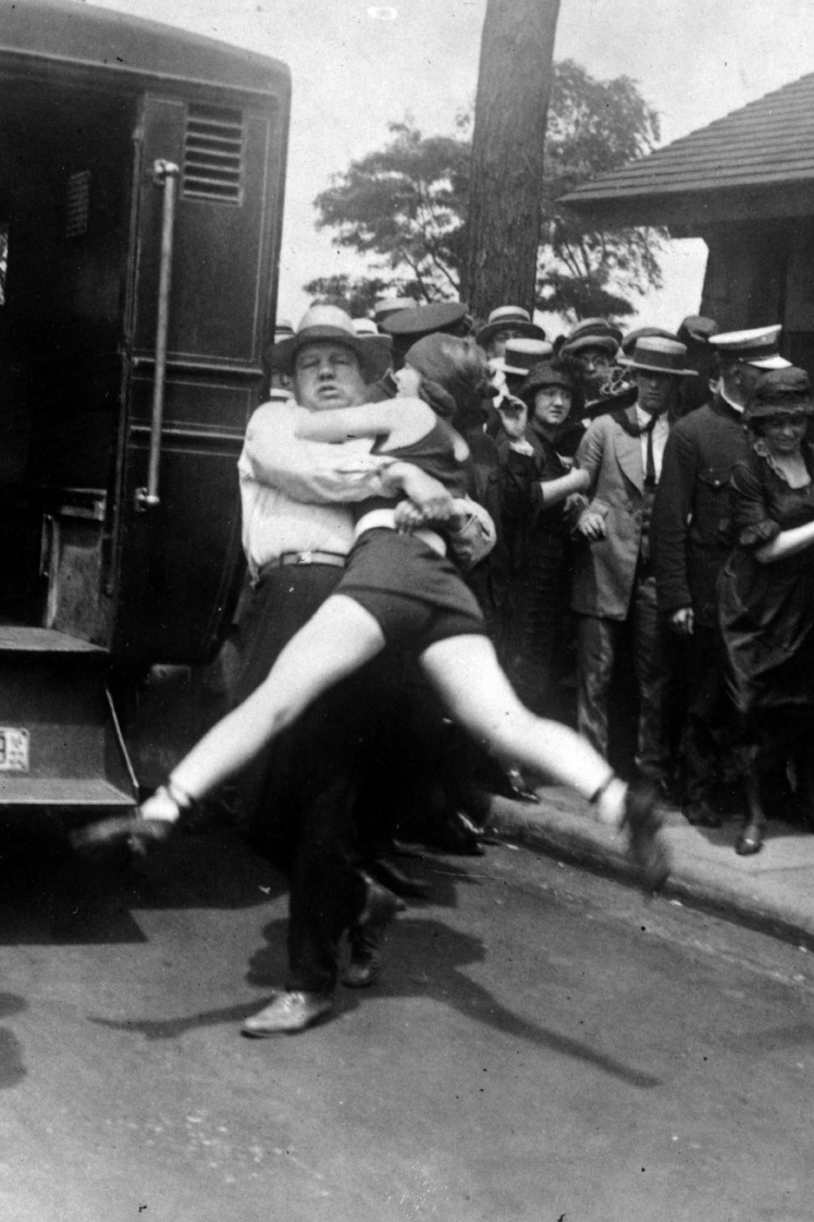 Арешт жінки в Чикаго за занадто відвертий купальний костюм, 1922 рік.