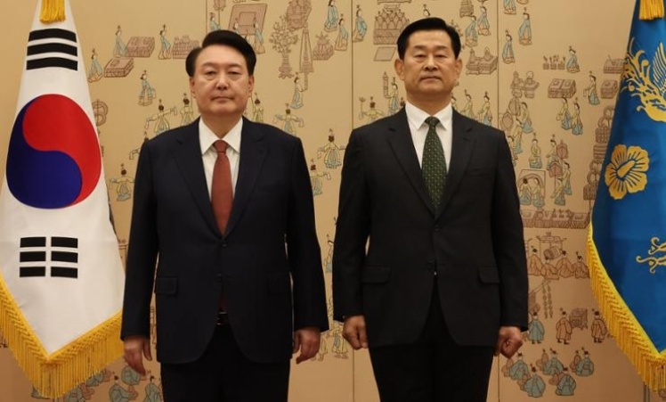 South Korean President Yoon Seok Yeol (left) and Defense Minister Choi Byung Hyuk (right).