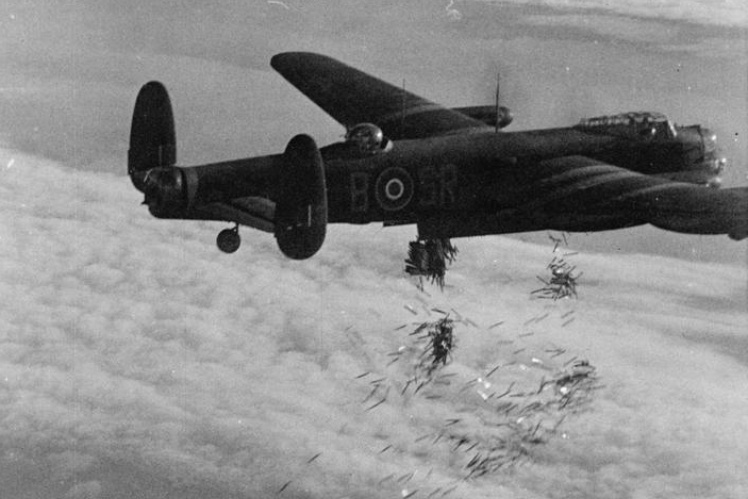 Британський бомбардувальник розкидує металеві смуги над німецькими позиціями, 1944 рік.