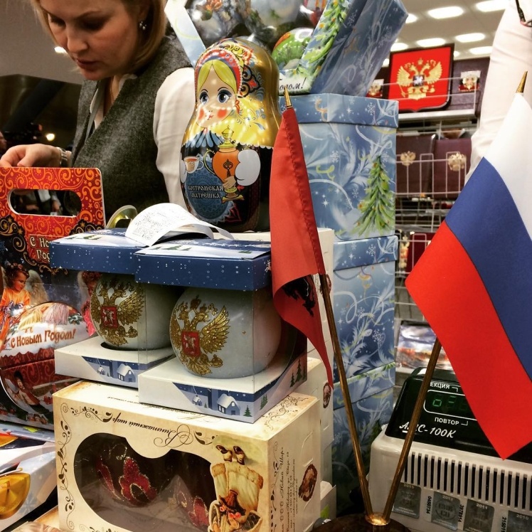 «Ніякої пресконференції без сувенірної крамнички. Правда ж, страшенно хочеться новорічних кульок із російським гербом...?»