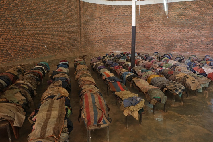 Ліжка в меморіальному центрі геноциду при церкві руандійського міста Ньямата.