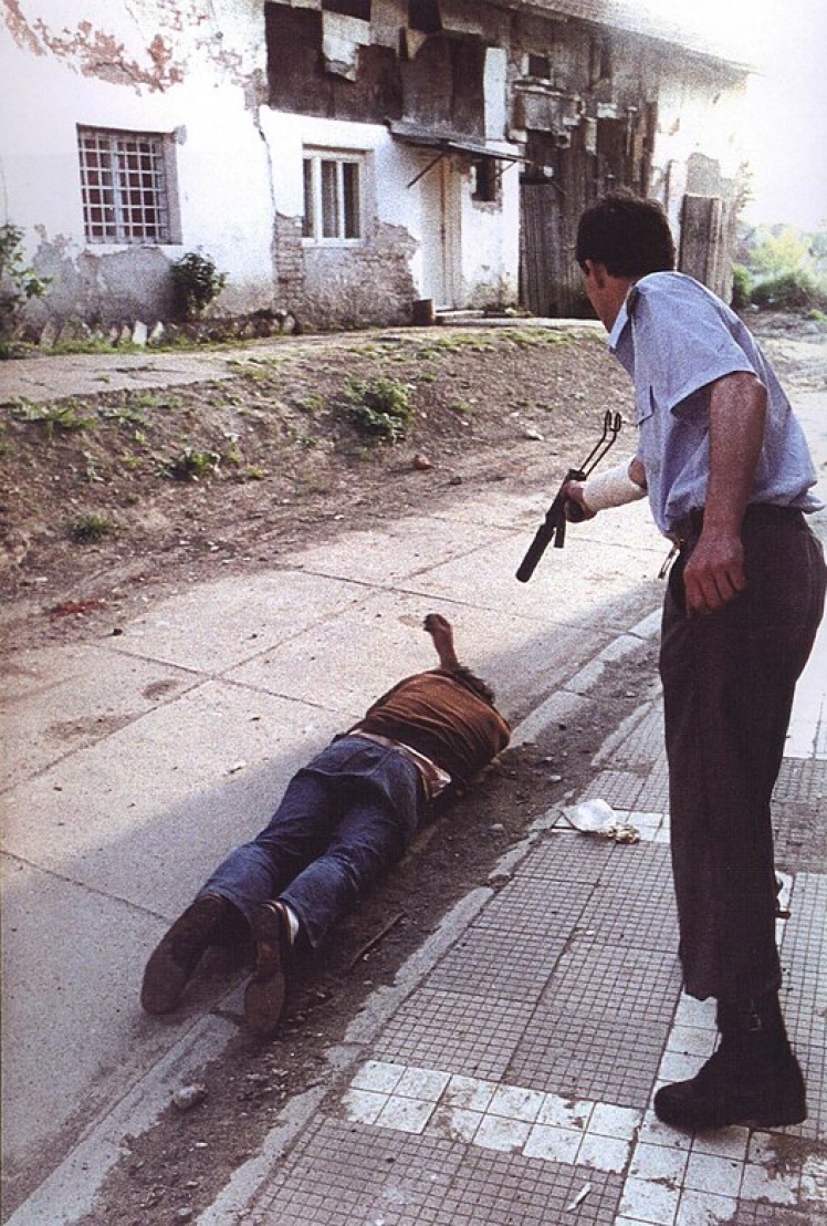 Єлісич стріляє в чоловіка у Брчко.