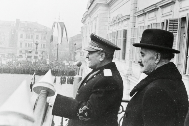 Йосип Броз Тіто (ліворуч) разом із Димитровим під час мітингу в Софії, грудень 1947 року.