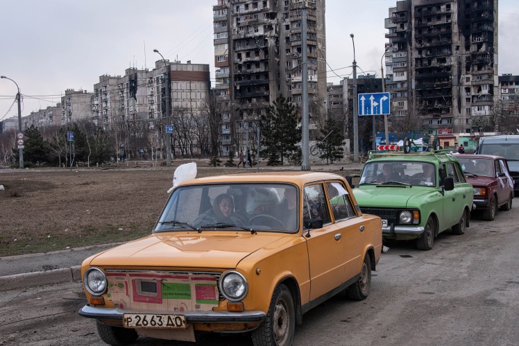 Queue of cars for evacuation from Mariupol after shelling in the north of the city. March 17, 2022.