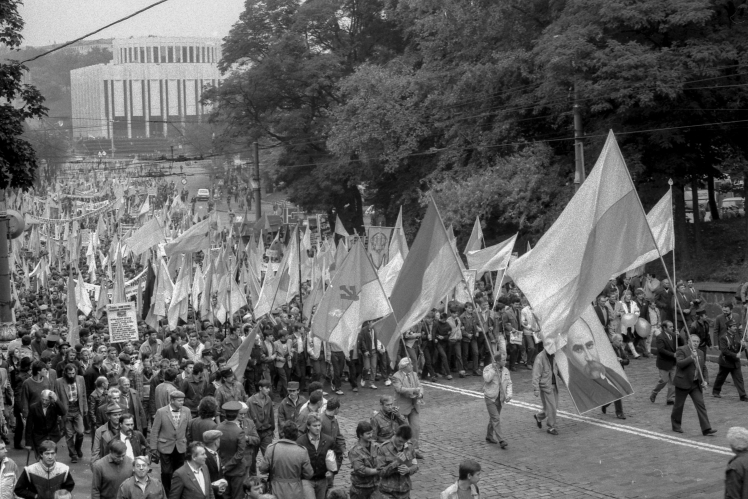 Учасники мітингу в Києві йдуть до Верховної Ради вулицею Кірова (зараз — Грушевського), 30 вересня 1990 року.