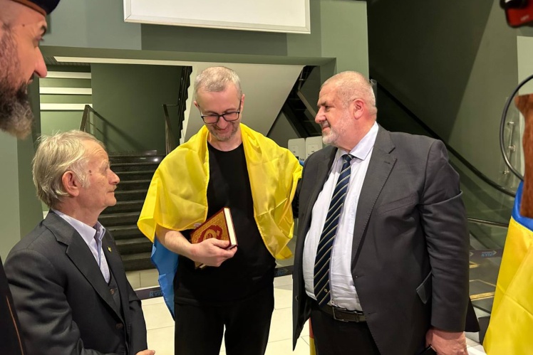 Meeting with Mustafa Dzhemilev (left) and Mejlis Chairman Refat Chubarov after the exchange.