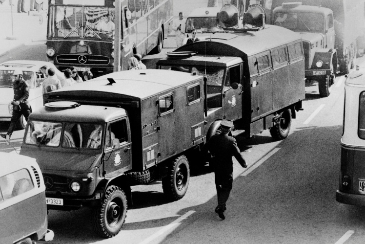 Поліцейські авто прямують до Олімпійського селища після повідомлення про захоплення заручників, 5 вересня 1972 року.