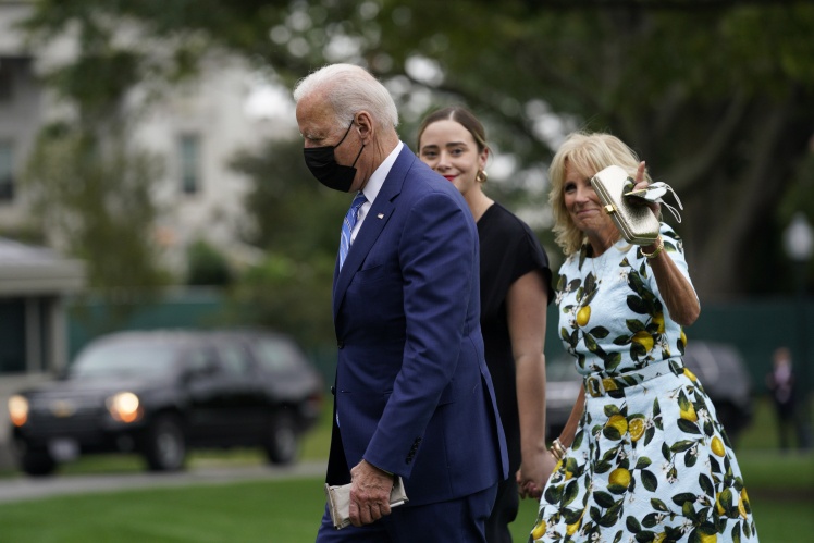 Президент США Джо Байден, перша леді Джилл Байден і онука Наомі Байден гуляють Південною галявиною Білого дому, 11 жовтня 2021 року.