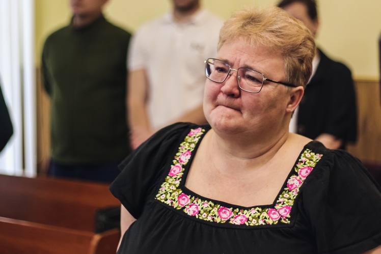 Олександра Тлявова плаче під час оголошення вироку.