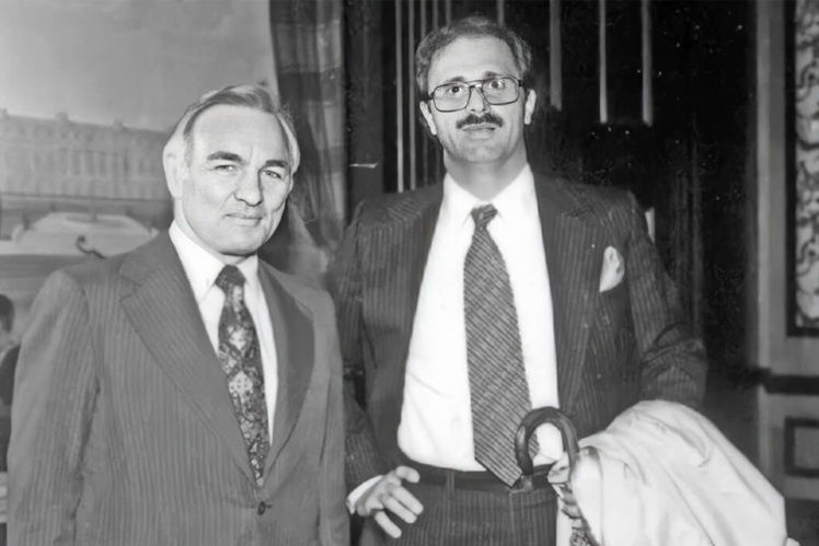 Егон Чолакян (праворуч) з директором ЦРУ Стенсфілдом Тернером, Париж, 1979 рік.