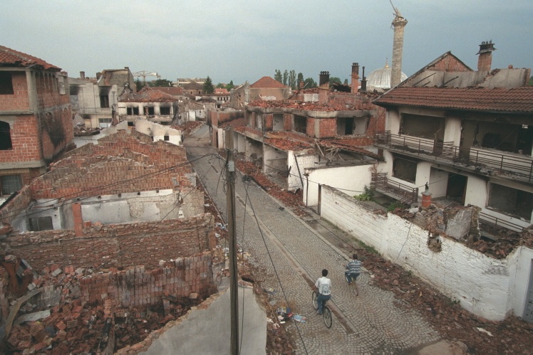 Зруйноване війною містечко Джяковиця, Косово, червень 1999 року.