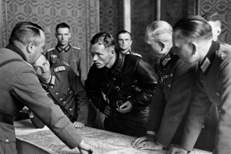 Радянські та німецькі офіцери ділять території окупованої Польщі, вересень 1939 року.
