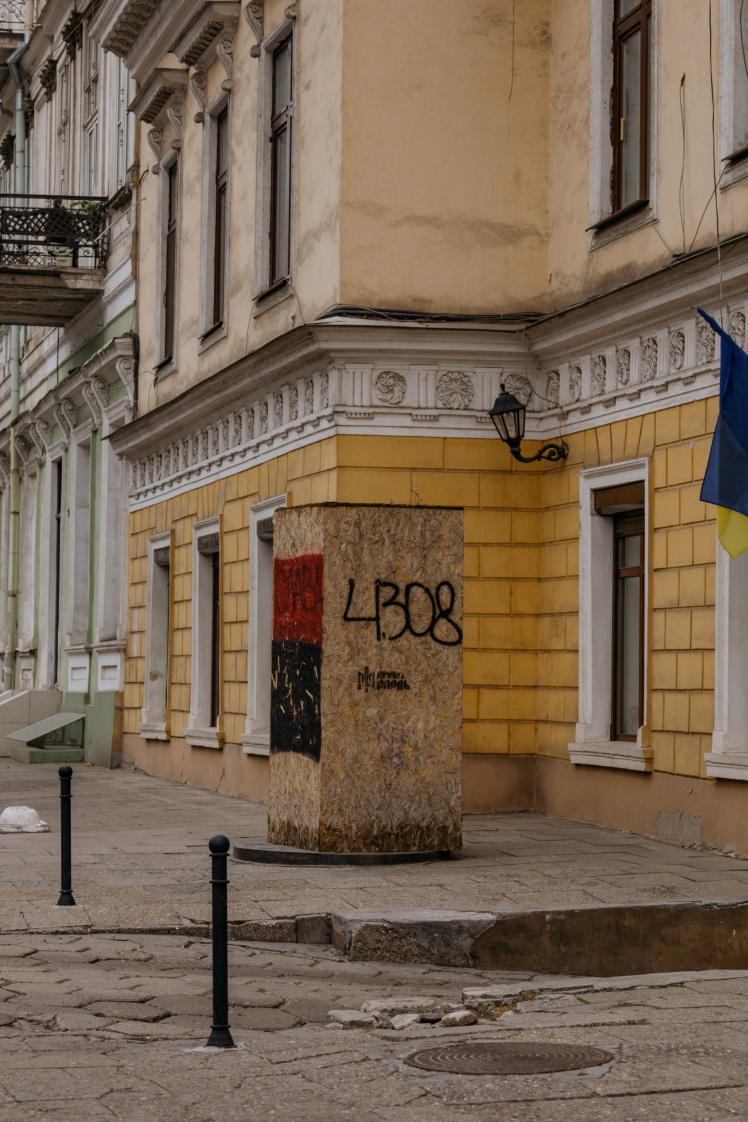 Памʼятник Олександру Пушкіну. Встановлений 1999 року біля музею його ж імені.