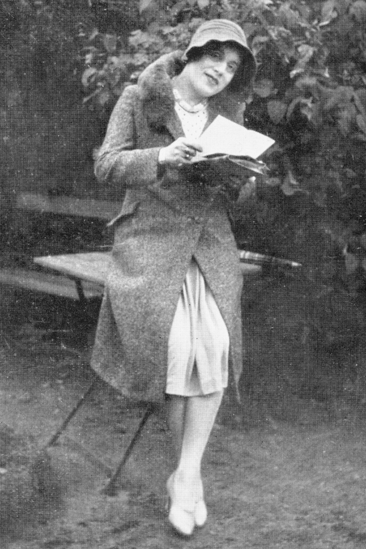 Вегенер зробив кілька операції зі зміни статі під наглядом Магнуса Гіршфельда і взяв собі нове ім’я Лілі Ельбе, фото 1930 року після першої операції.