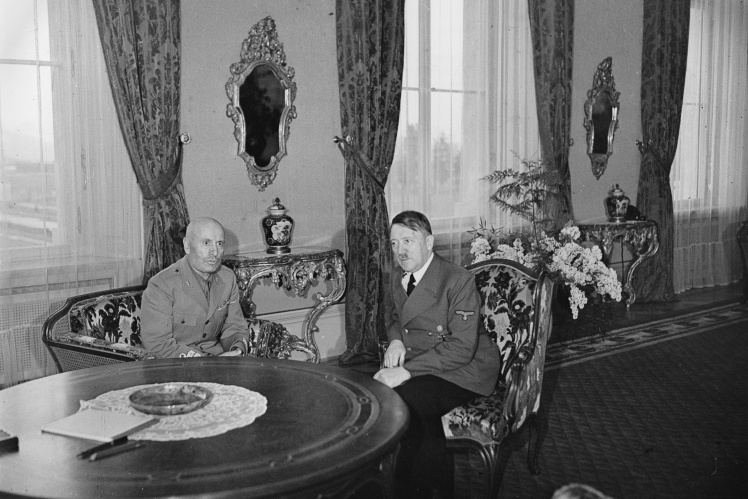Беніто Муссоліні та Адольф Гітлер в австрійському палаці Клесгайм, квітень 1945 року.