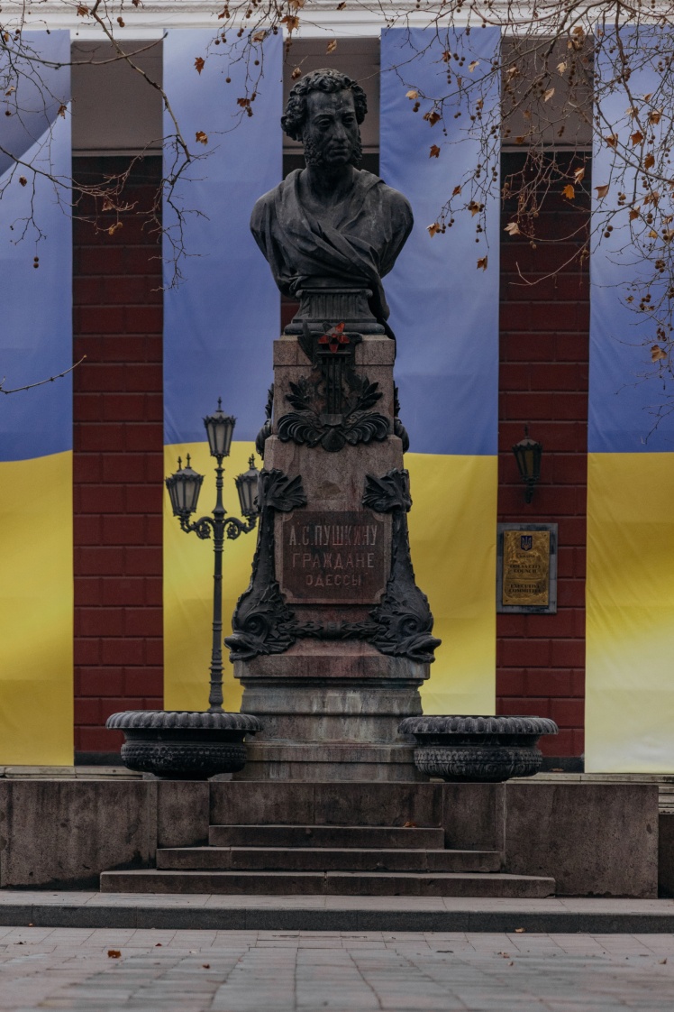 Памʼятник Олександру Пушкіну. Встановлений 1889 року на Приморському бульварі.