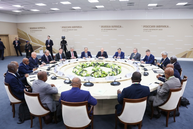 Форум росія — Африка в липні 2023 року. На ньому присутній Андрій Аверʼянов.