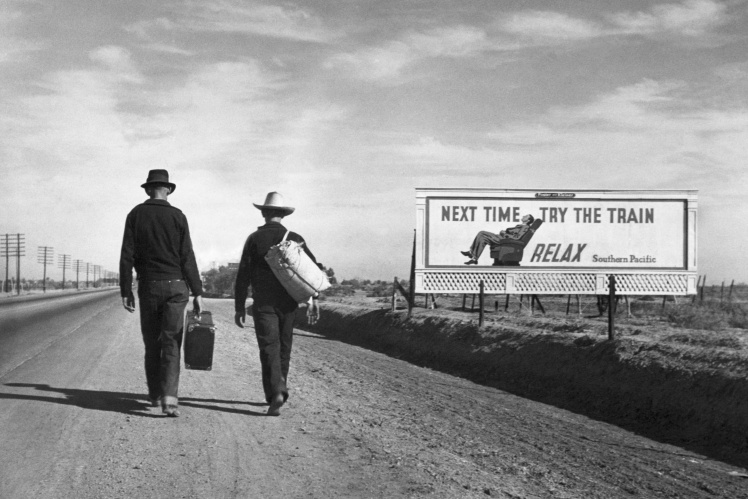 Двоє біженців із «Пилового котла» йдуть дорогою на Лос-Анджелес. Білборд спонукає їх «наступного разу поїхати поїздом і розслабитися».