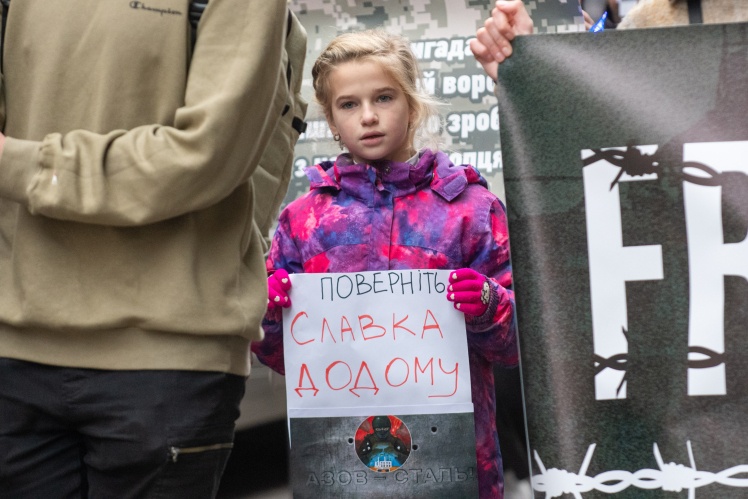 Дівчина тримає плакат із написом «Поверніть Славка додому» під час акції 5 листопада 2022 року у Львові.