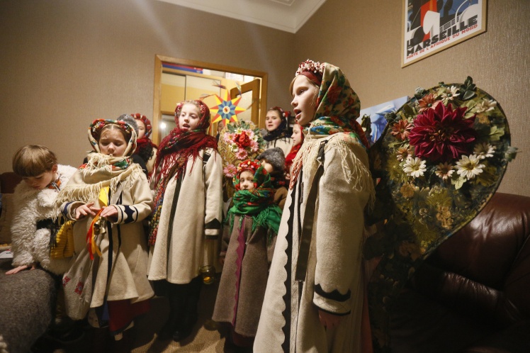 Українські діти співають різдвяні пісні для українських військових у Києві, 25 грудня 2022 року.