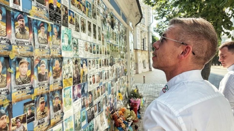 Hungarian opposition leader Peter Magyar near the Wall of Remembrance of the Fallen in Kyiv.